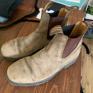 brown chisel toe blundstones